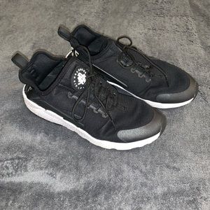 Black Nike Air Huarache